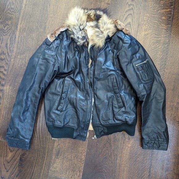 STYLISH & UNIQUE:: Custom upcycled leather jacket with real fur lining - Picture 3 of 4